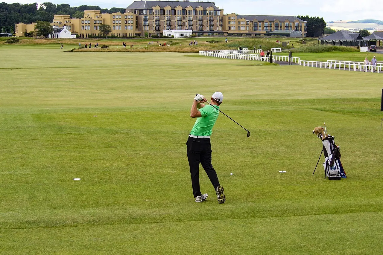Golfer der slår et slag på en golfbane