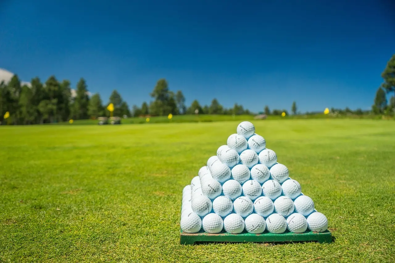 Pyramide af golfbolde på en golfbanegreen